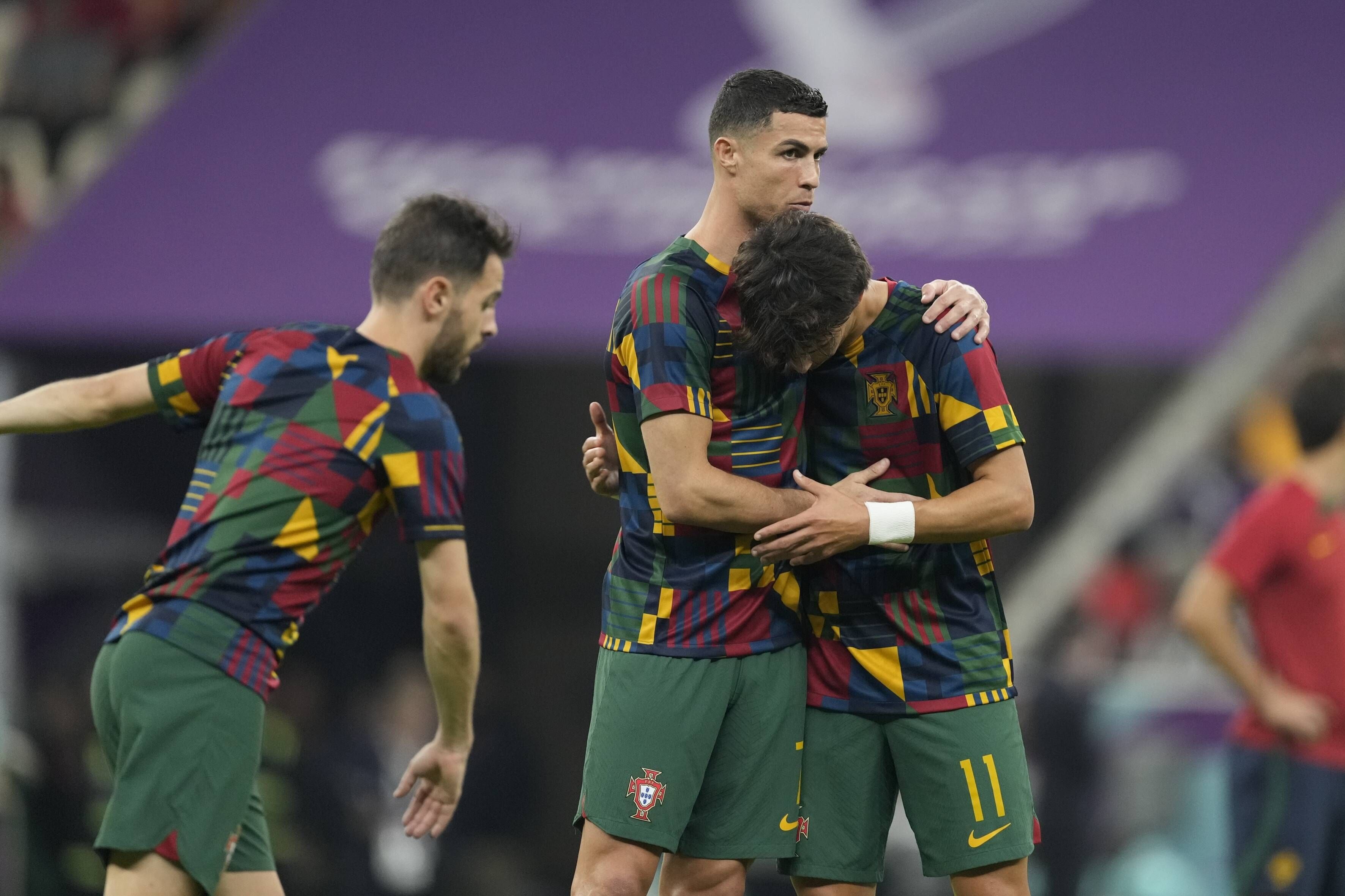  Saludo entre Cristiano Ronaldo y Joao Félix antes de un partido de Portugal.