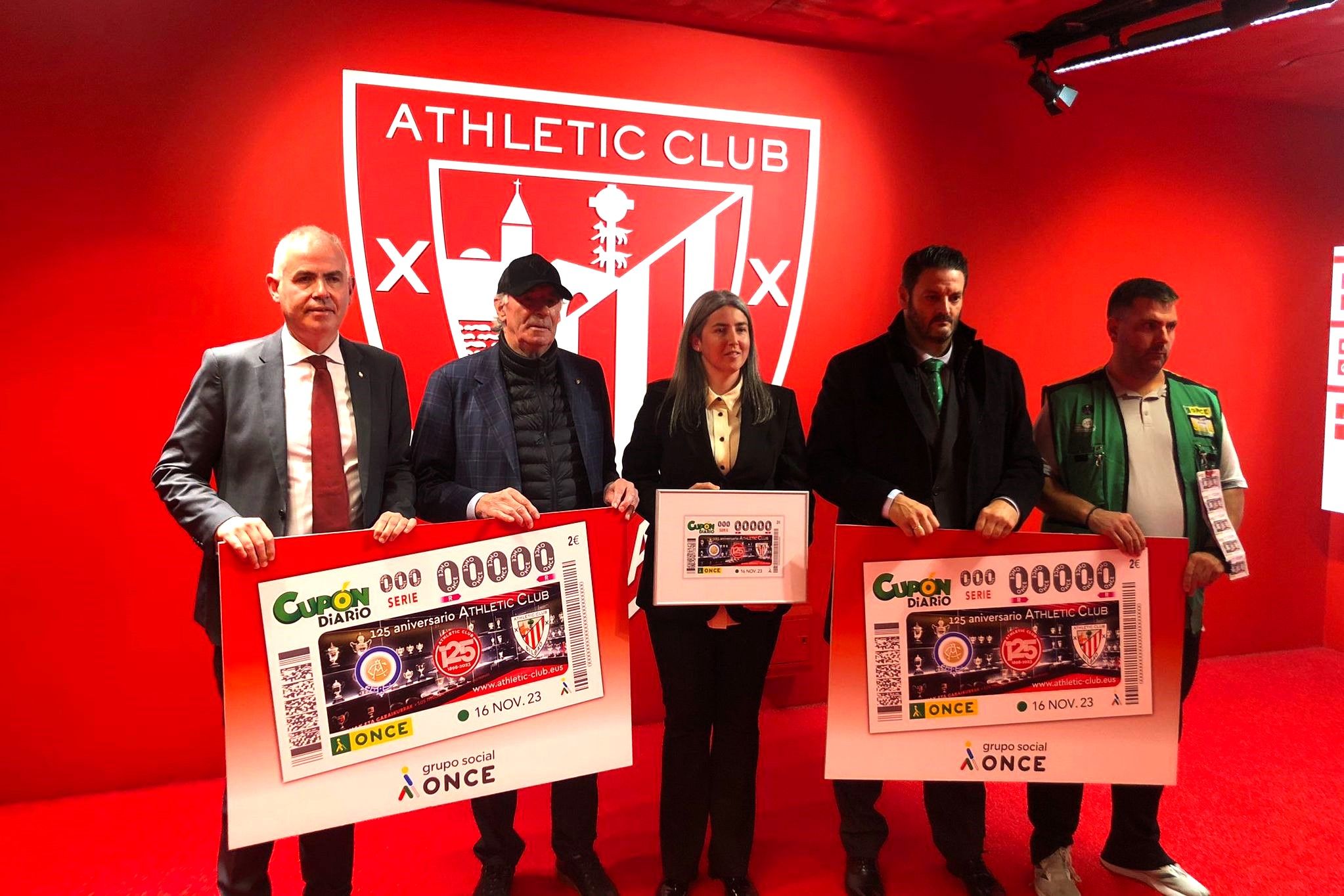  Iribar, en la presentación del cupón de la ONCE a lanzarse por el 125 aniversario del Athletic Club (FOTO: DMQ Bizkaia).