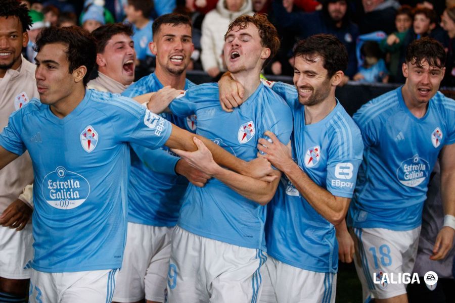 Los jugadores del Celta abrazan a Swedberg tras marcar al Betis.