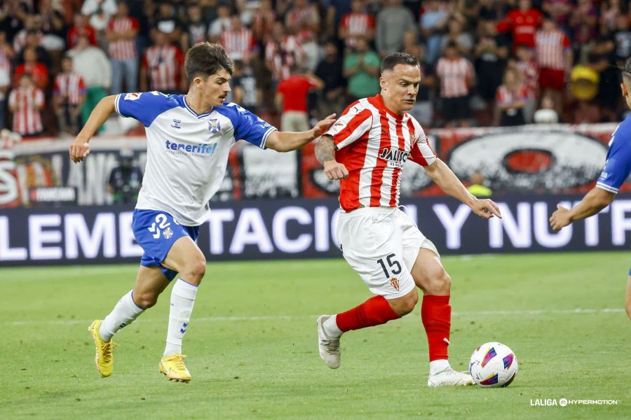  Roque Mesa controla un balón en el Sporting - Tenerife.