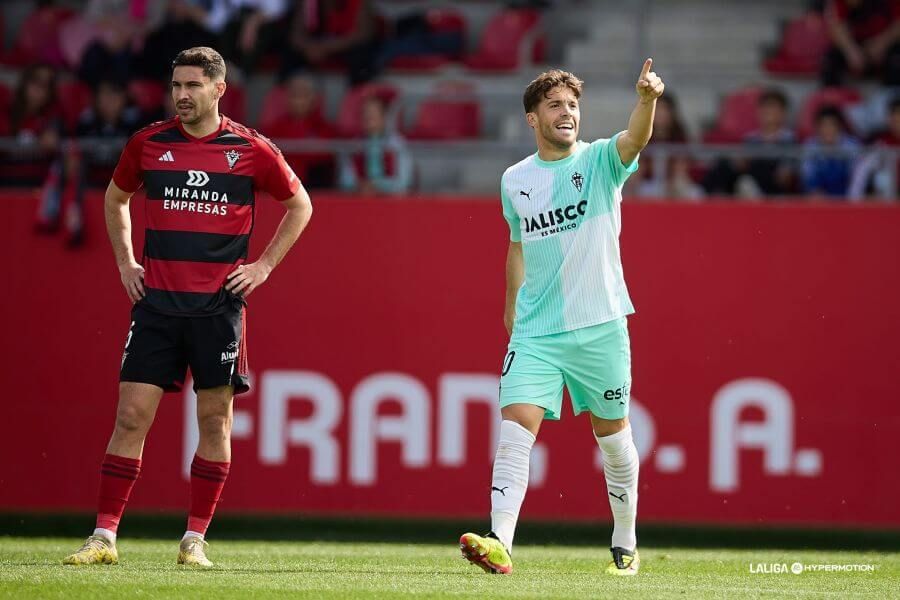 Nacho Méndez señala a la grada tras marcar al Mirandés.