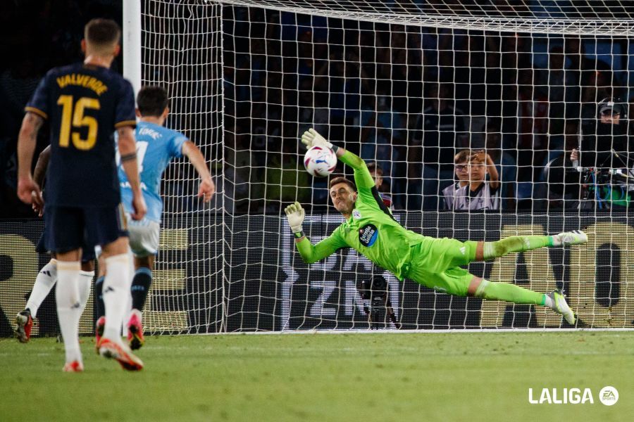 Iván Villar para un penalti a Rodrygo.