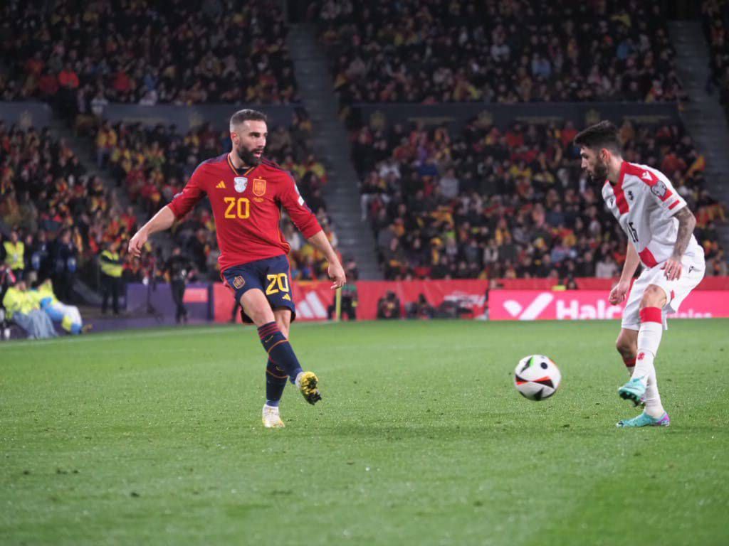  Dani Carvajal centra un balón en el España-Georgia (FOTO: Cordón Press).