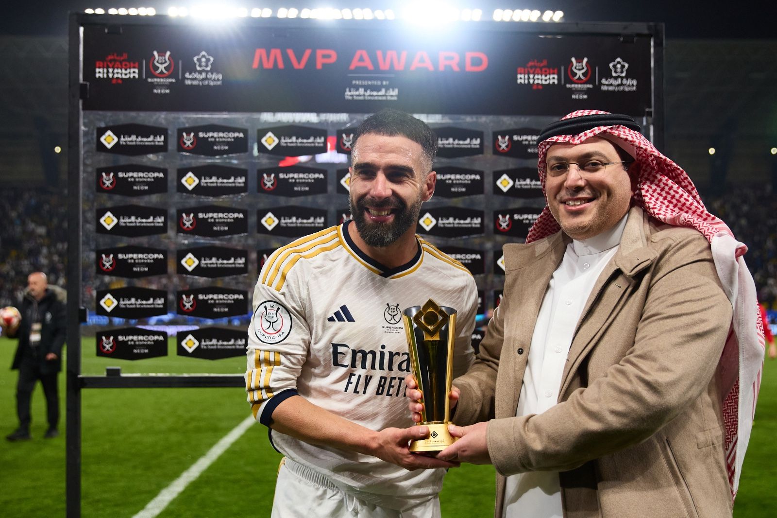  Dani Carvajal recibe el trofeo al MVP en las semis de la Supercopa.