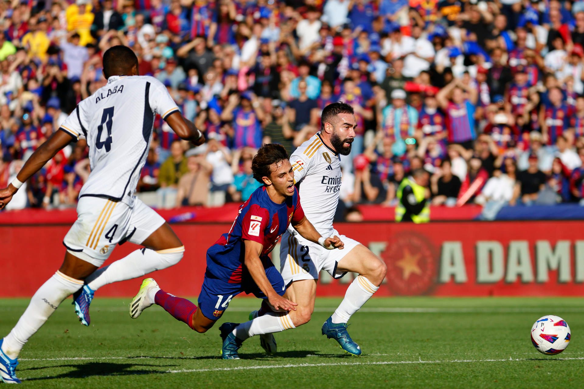  Dani Carvajal y Joao Félix, en una jugada del Clásico de la primera vuelta (FOTO: EFE).