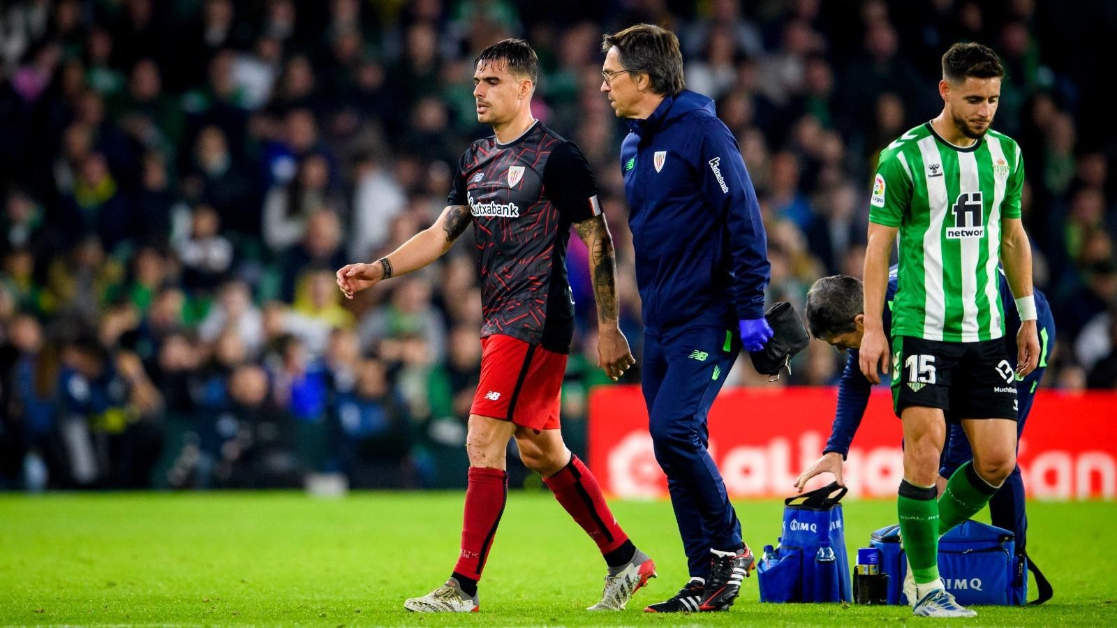  Dani García se retira ante el Betis en el Villamarín.