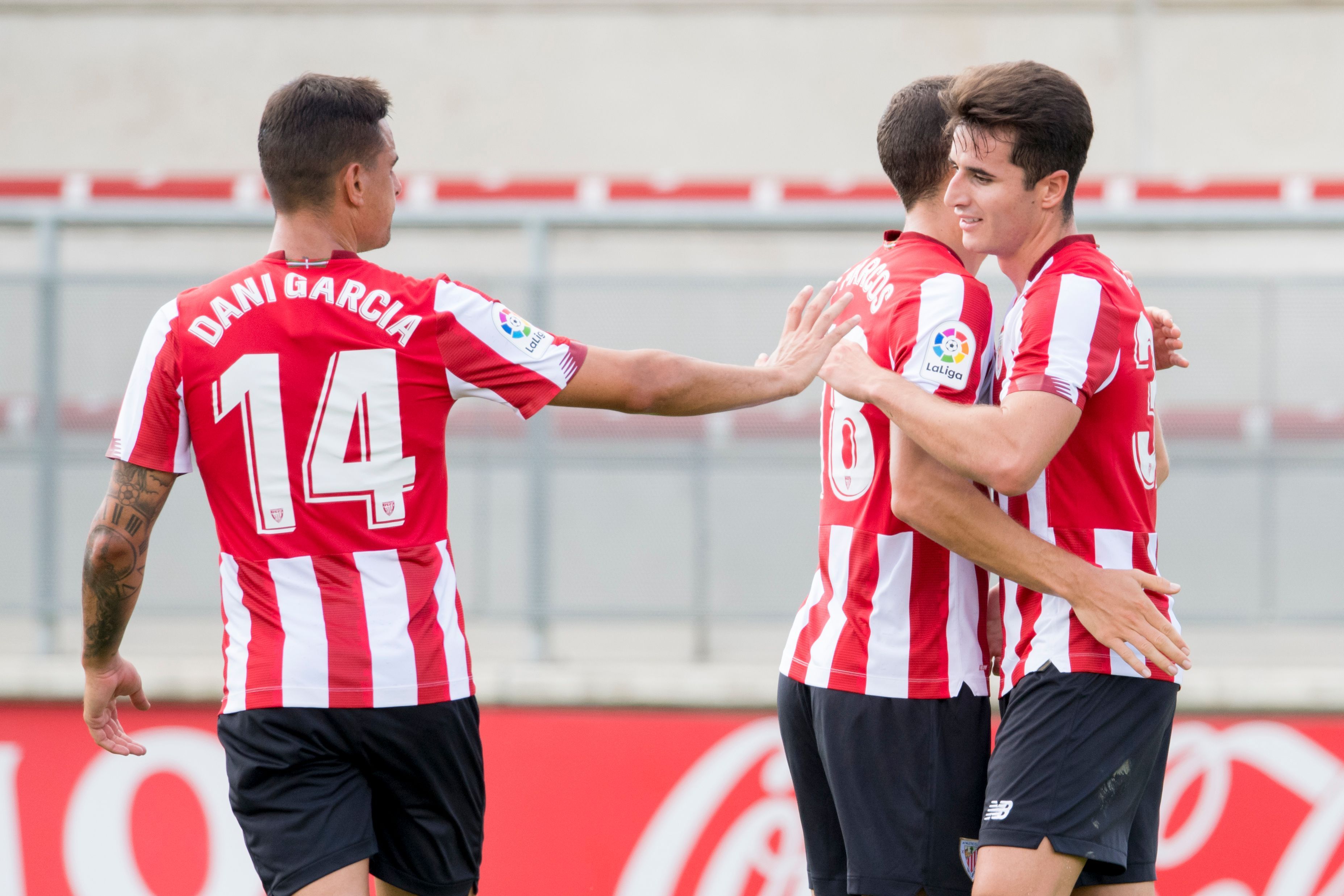 Dani García se acerca a felicitar a Jon Morcillo.