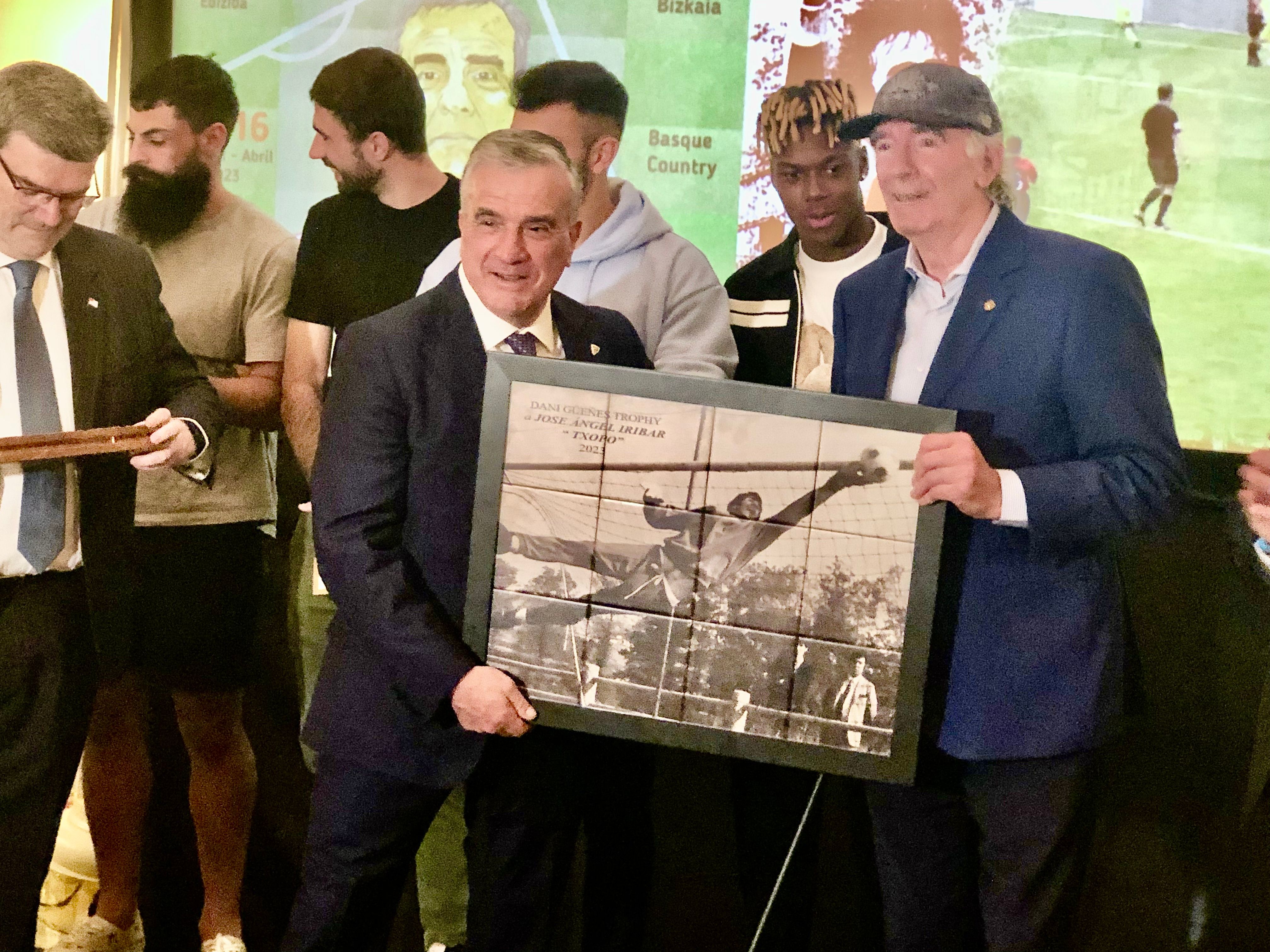  Dani entrega a Iribar un cuadro con el 'Vuelo' en Lezama ante Nico Williams.