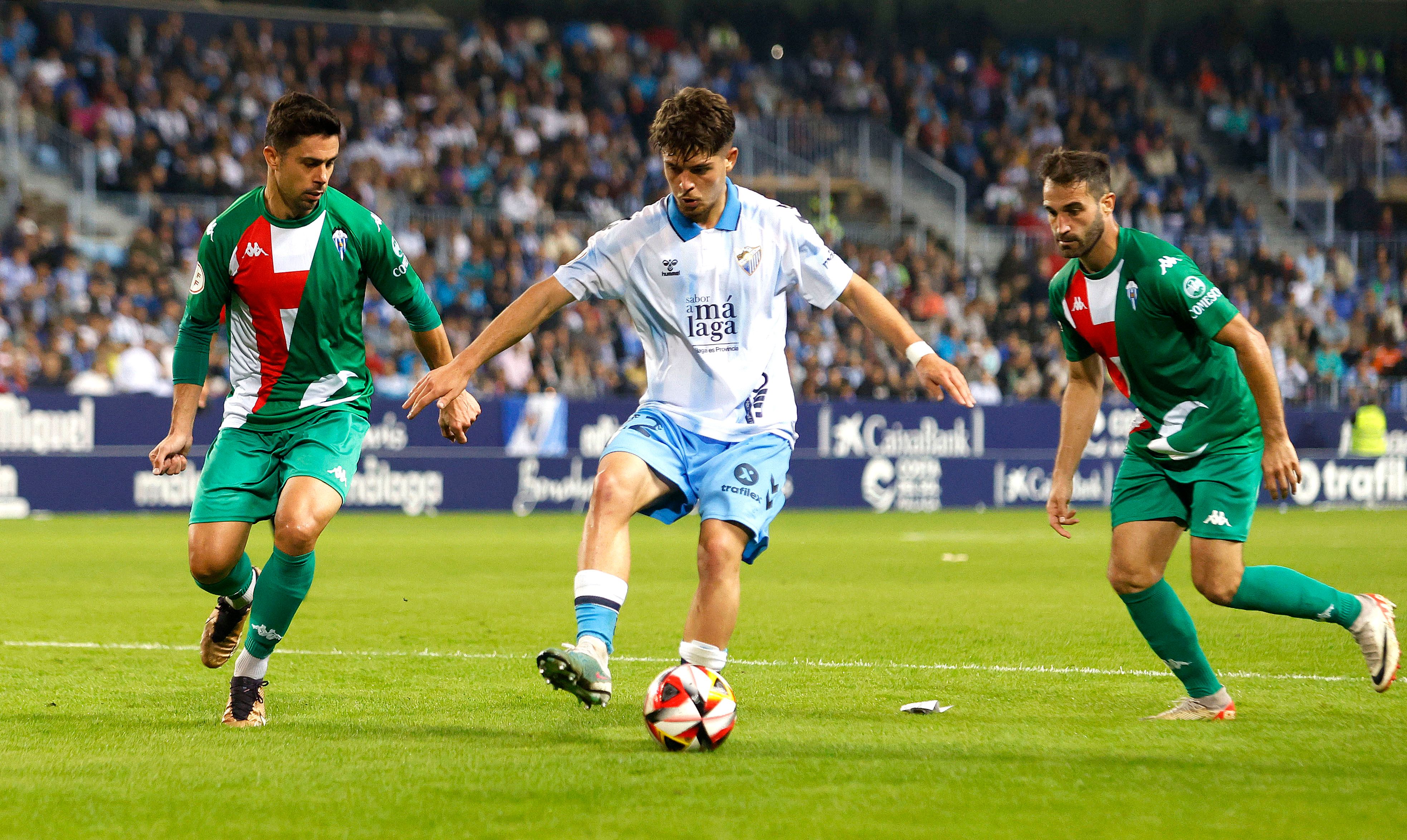 Dani Lorenzo la pisa ante el Alcoyano en La Rosaleda. (MCF)