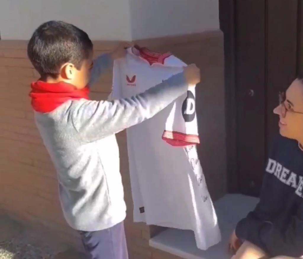  Daniel presume del regalo de Sergio Ramos, con dedicatoria incluida