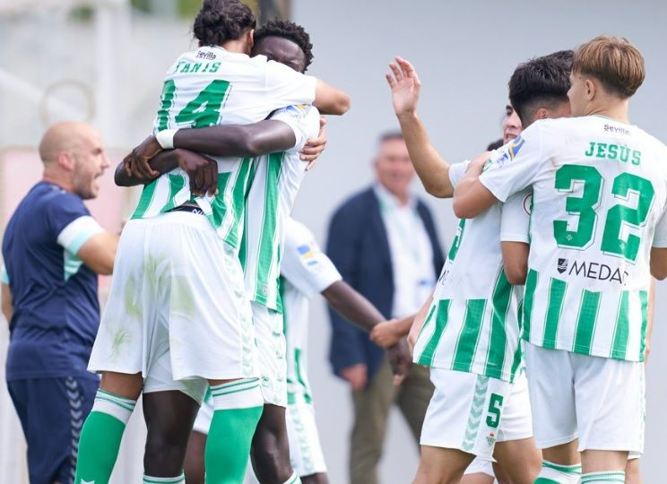 Yannis celebra un gol con el Betis Deportivo (foto: Cantera Betis).