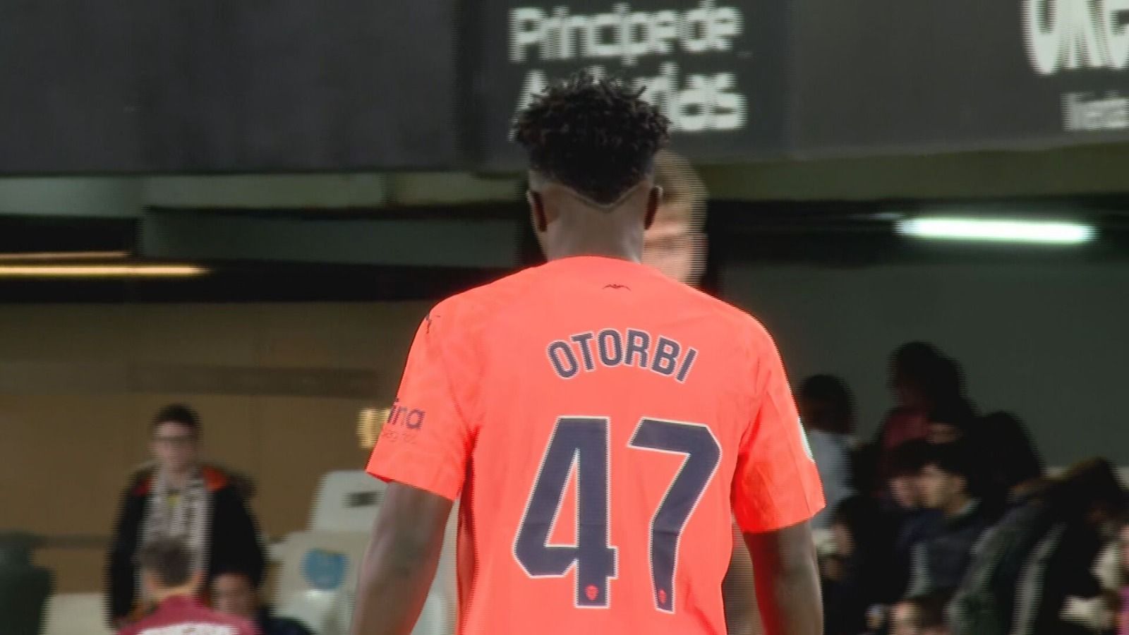 David Otorbi debuta con el Valencia CF.