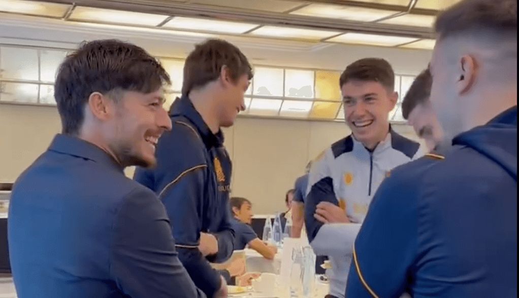  David Silva, con sus excompañeros de la Real Sociedad en el desplazamiento a París.