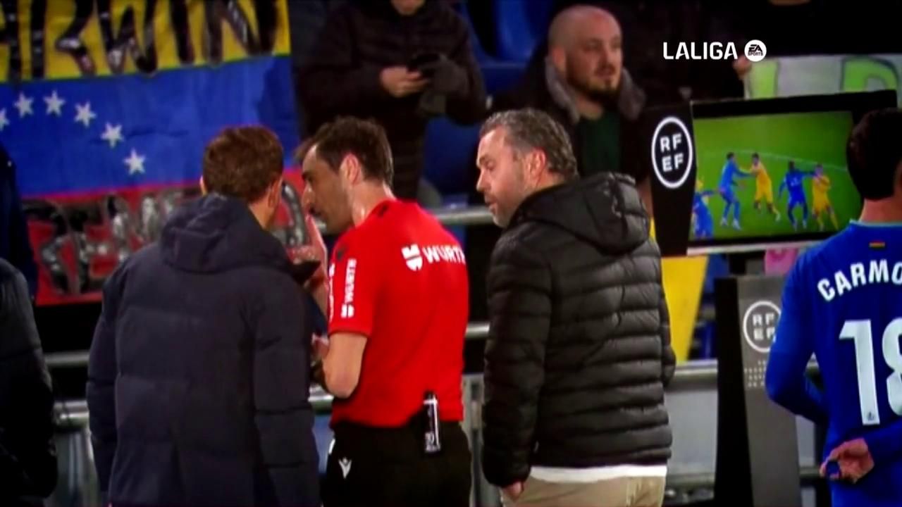 De Burgos explicando a Bordalás y a Sergio González la jugada tras revisarla en el VAR.