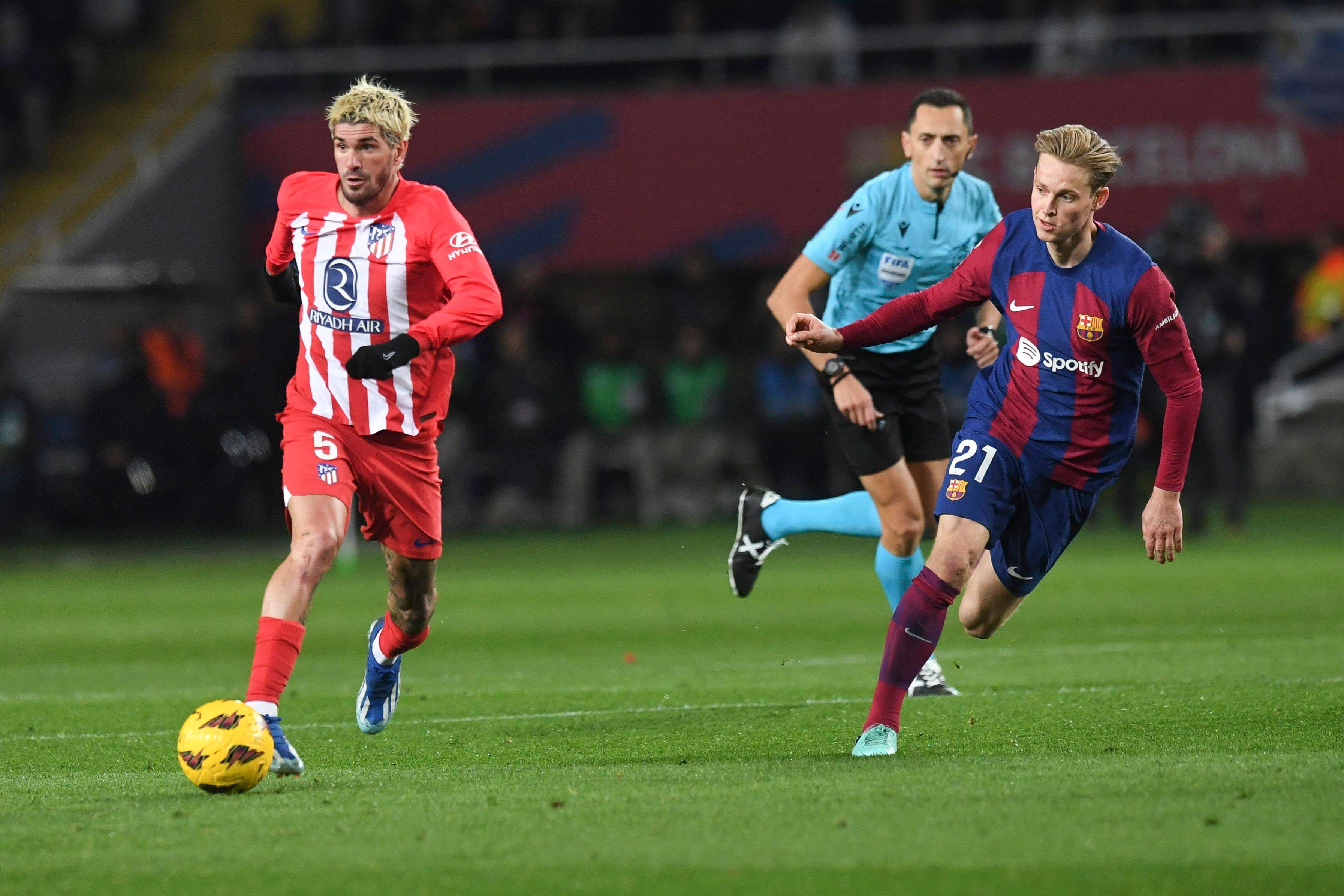  De Jong persigue a De Paul en el Barcelona-Atlético (FOTO: Cordón Press).