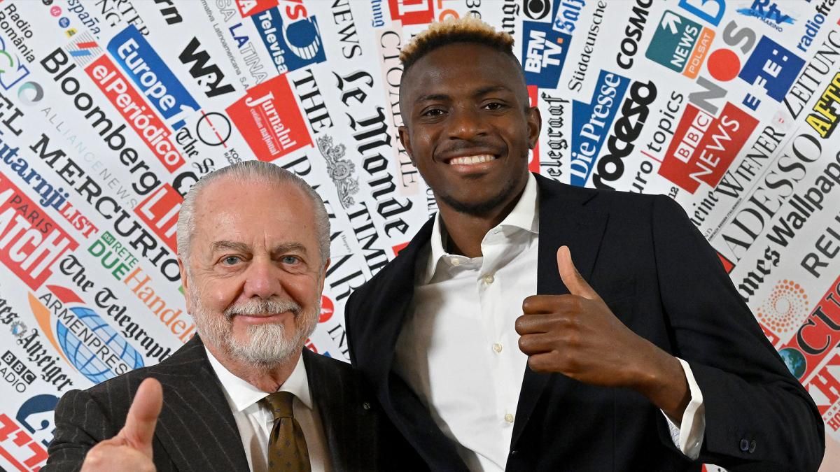  De Laurentiis con Osimhen en una presentación.