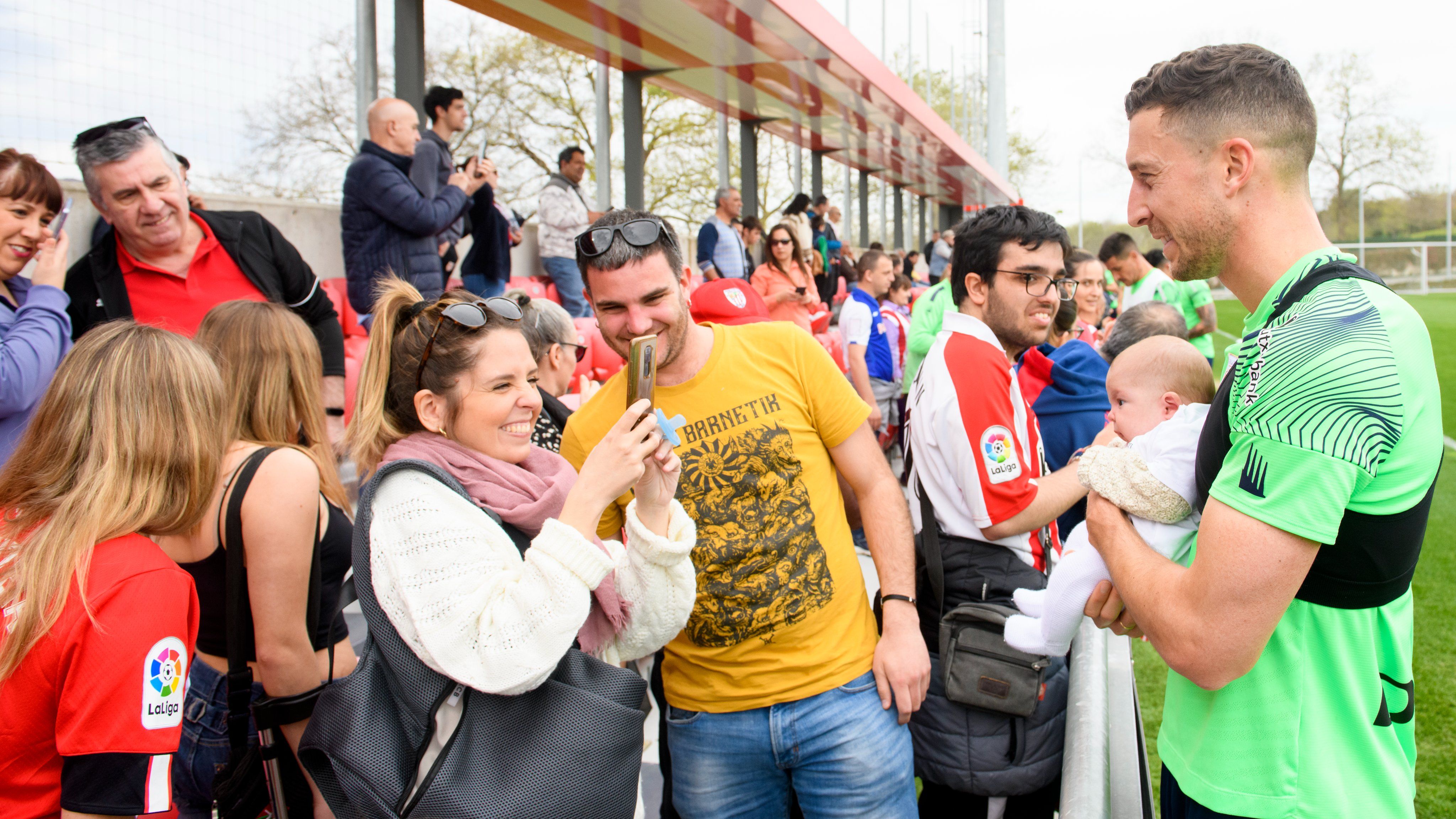  Oscar De Marcos, siempre afectuoso con la afición en Lezama.