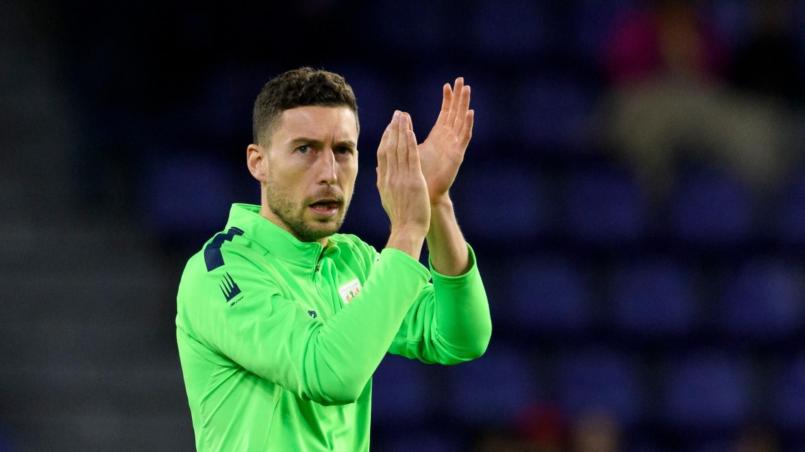  De Marcos aplaude tras ganar un partido ante el Real Valladolid en Zorrilla.