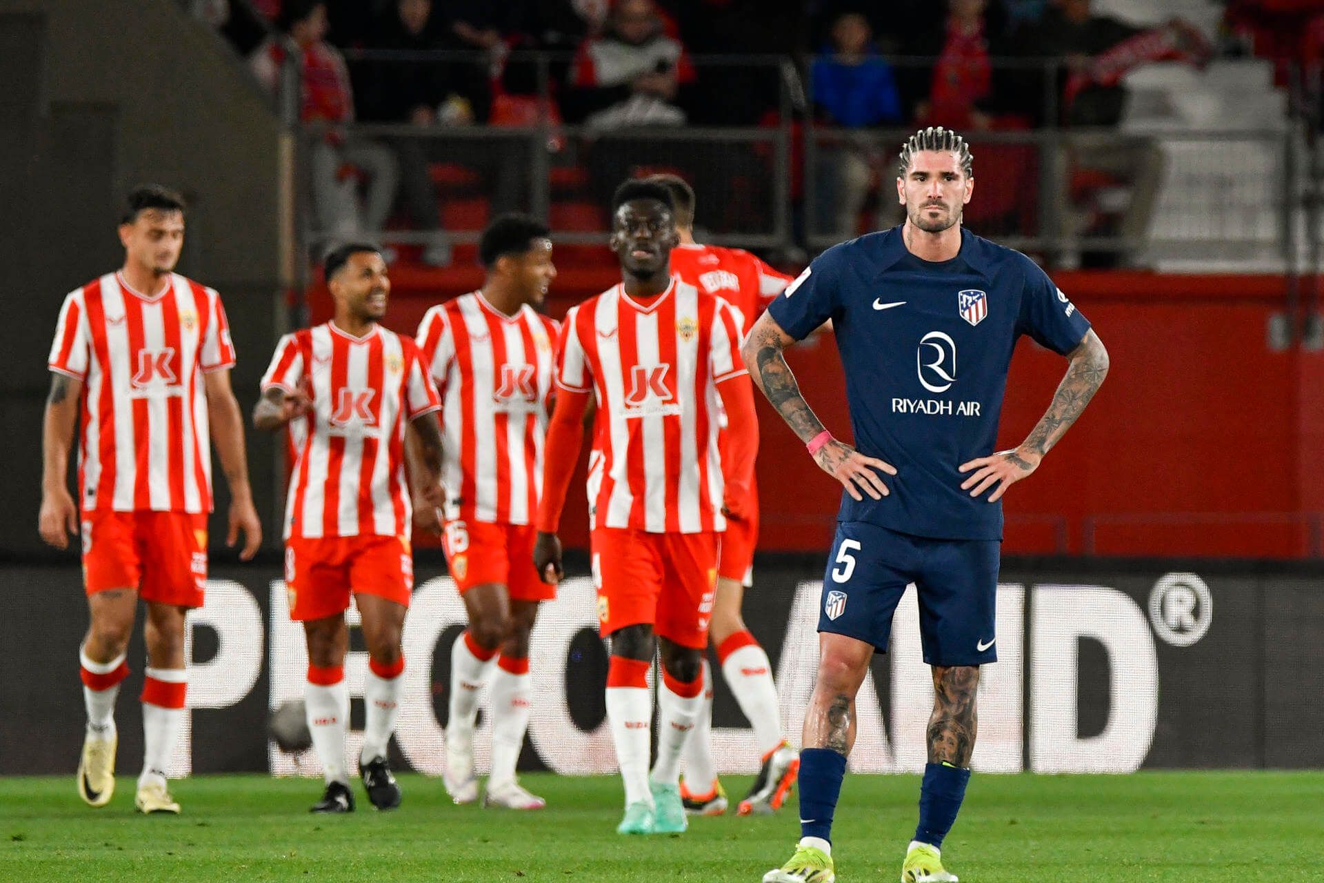  De Paul, con los brazos en la cintura mientras los jugadores del Almería celebran un gol (FOTO: EF