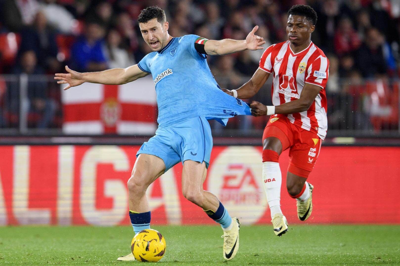  Agarrón de Ramazani a Oscar De Marcos en el empate ante la UD Almería.