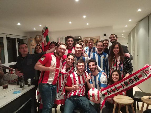  Las peñas Mr. Pentland Club del Athletic Club y London Calling de la Real vivieron juntos el derbi en Londres.