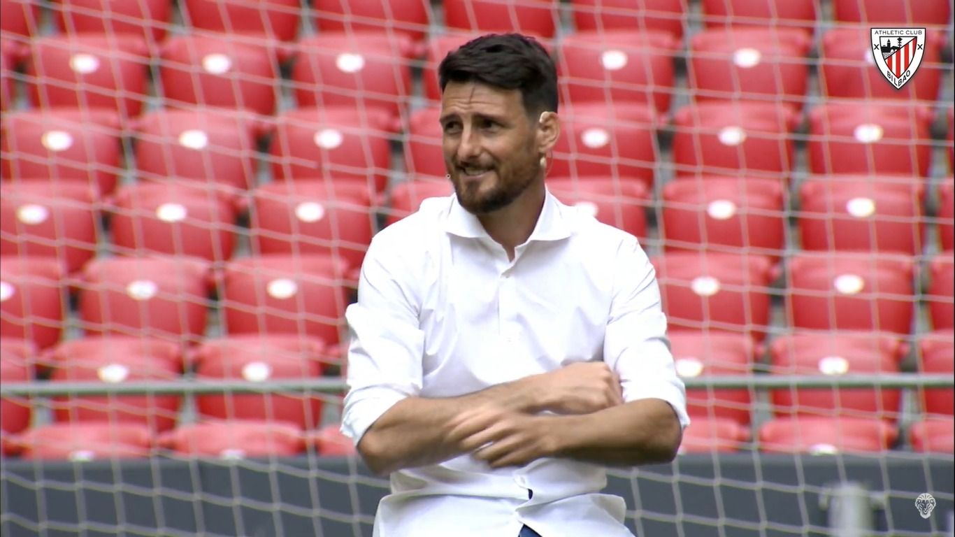  Solitaria despedida de Aritz Aduriz del Athletic Club, en el campo de San Mamés, durante la pandemia.