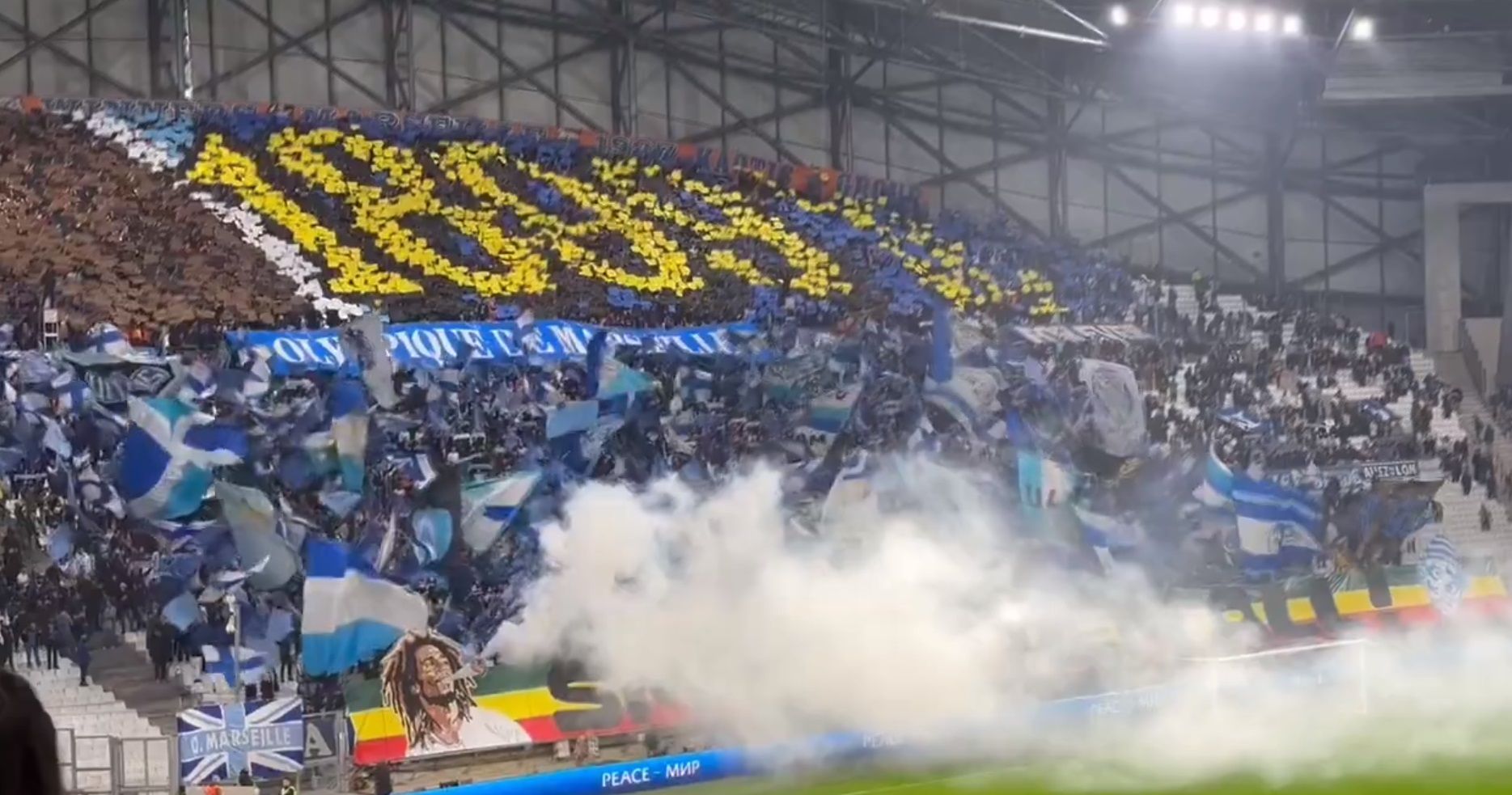  El tifo del Olympique de Marsella ante el Ajax.