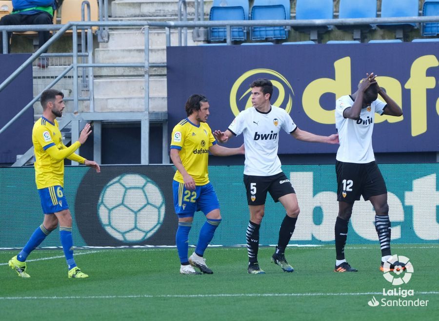 Diakhaby para el partido y se va en el Valencia-Cádiz