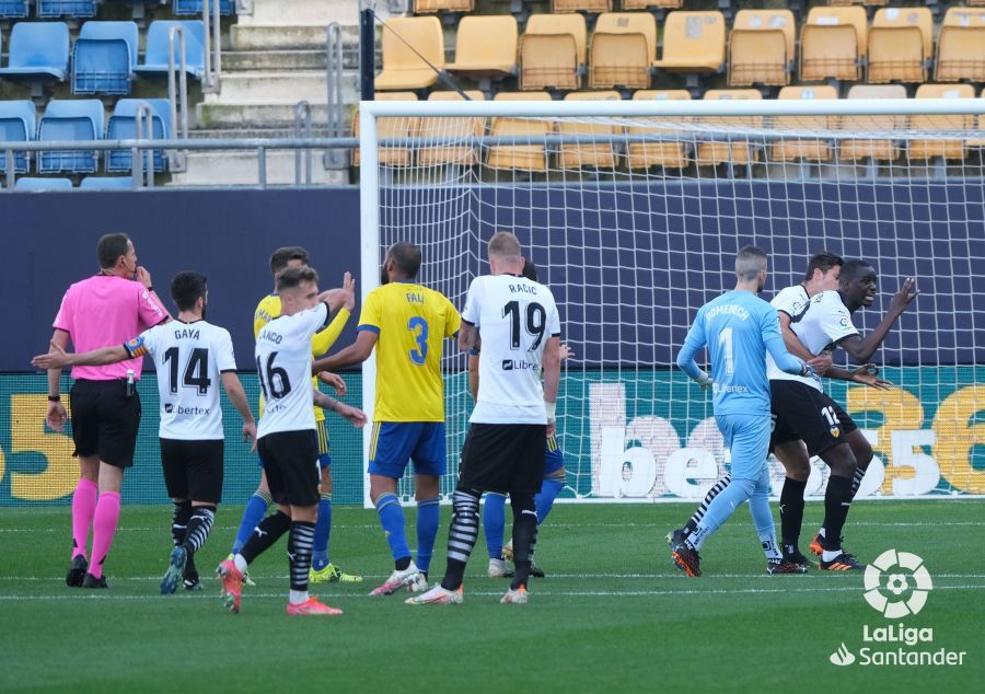 Diakhaby para el partido y se va en el Valencia-Cádiz