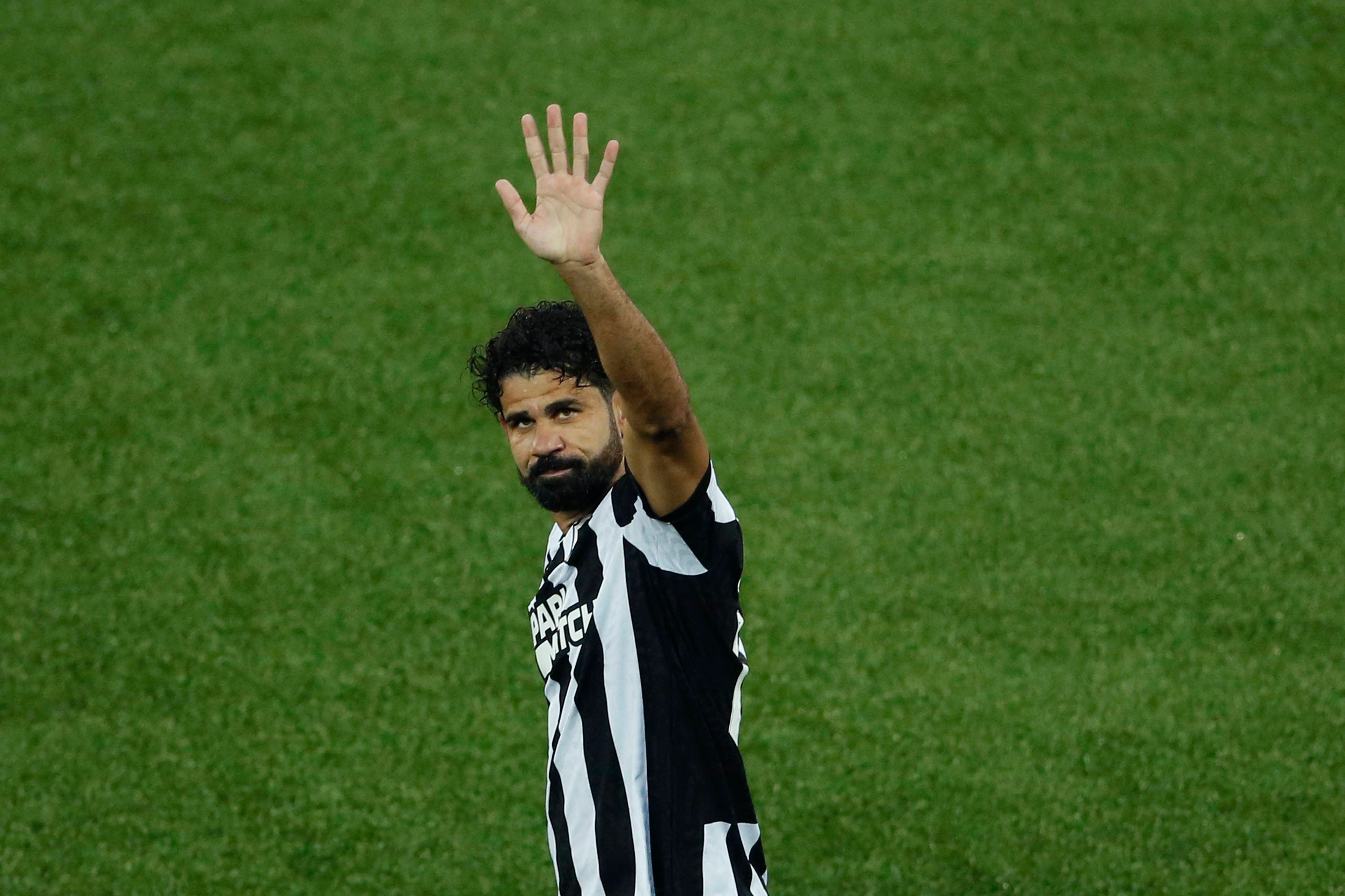 Diego Costa saluda en un partido del Botafogo.