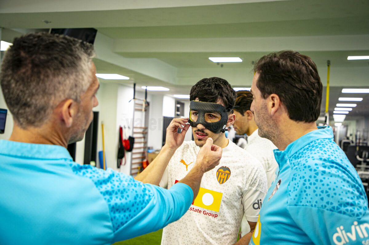 Diego López con la máscara