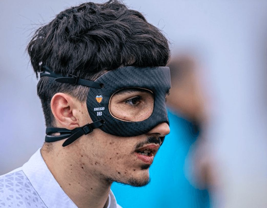 Diego López con máscara