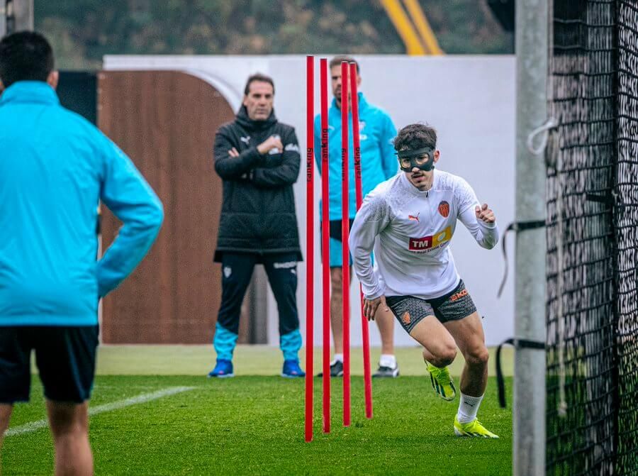 Diego López con máscara