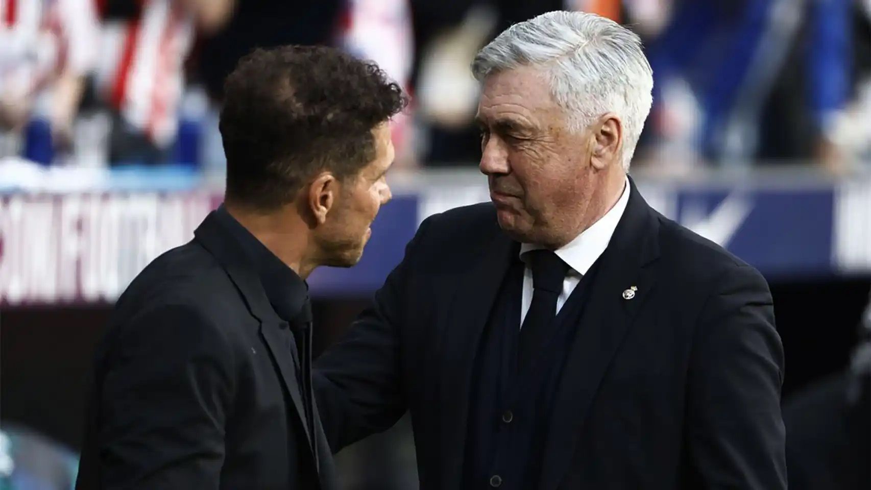 Diego Simeone y Carlo Ancelotti se saludan antes de un derbi..