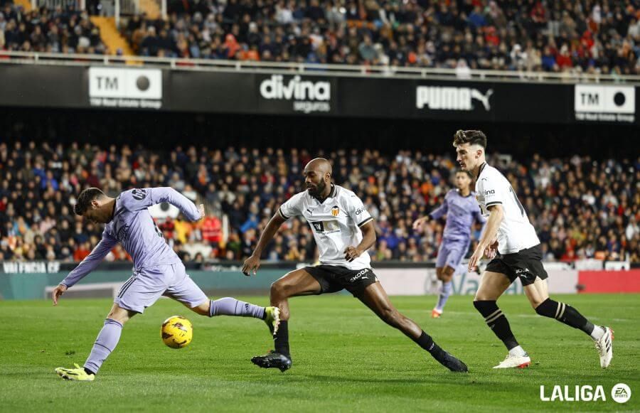  Dimitri Foulquier, ante el Real Madrid.