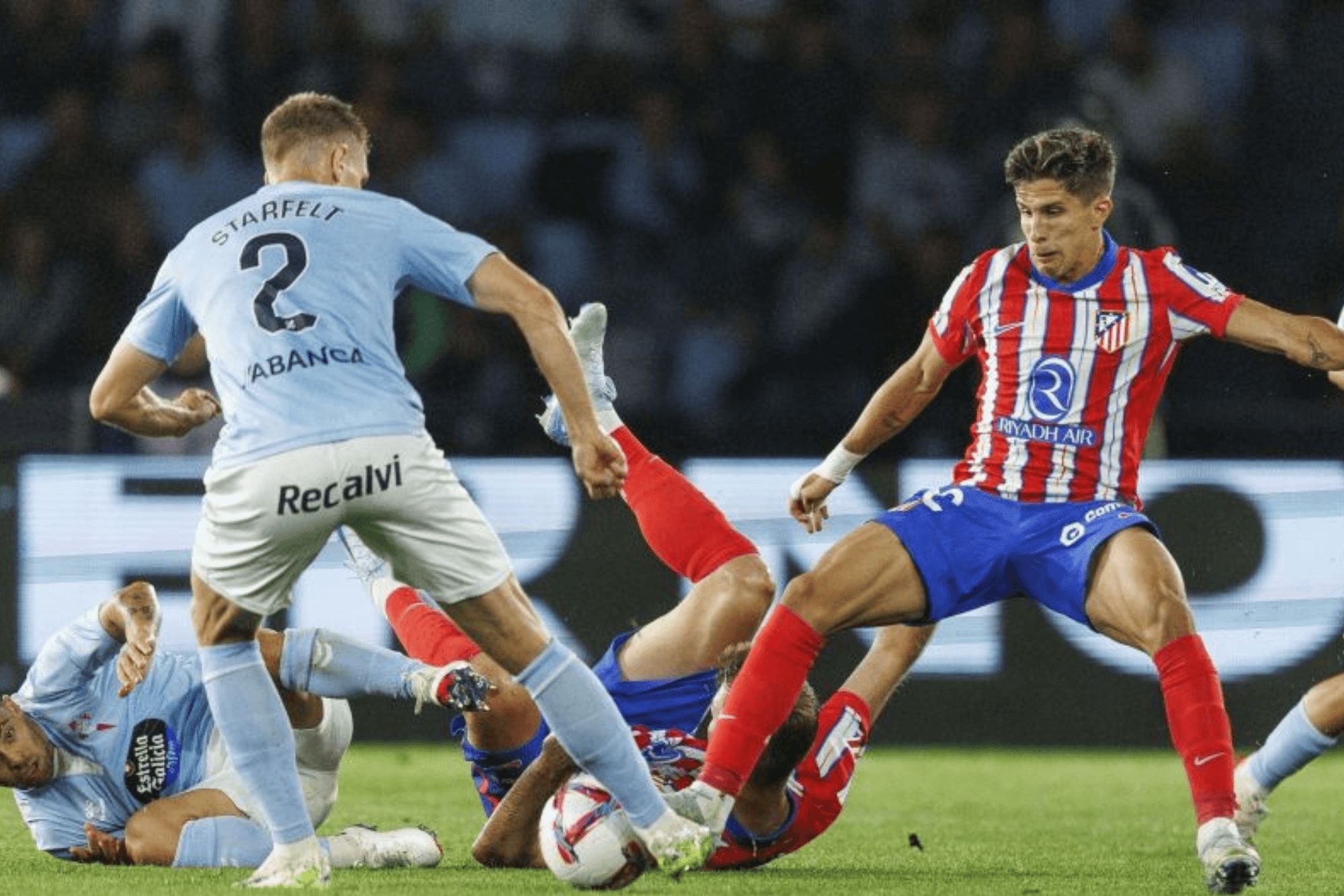  Carl Starfelt ante el Atlético de Madrid.