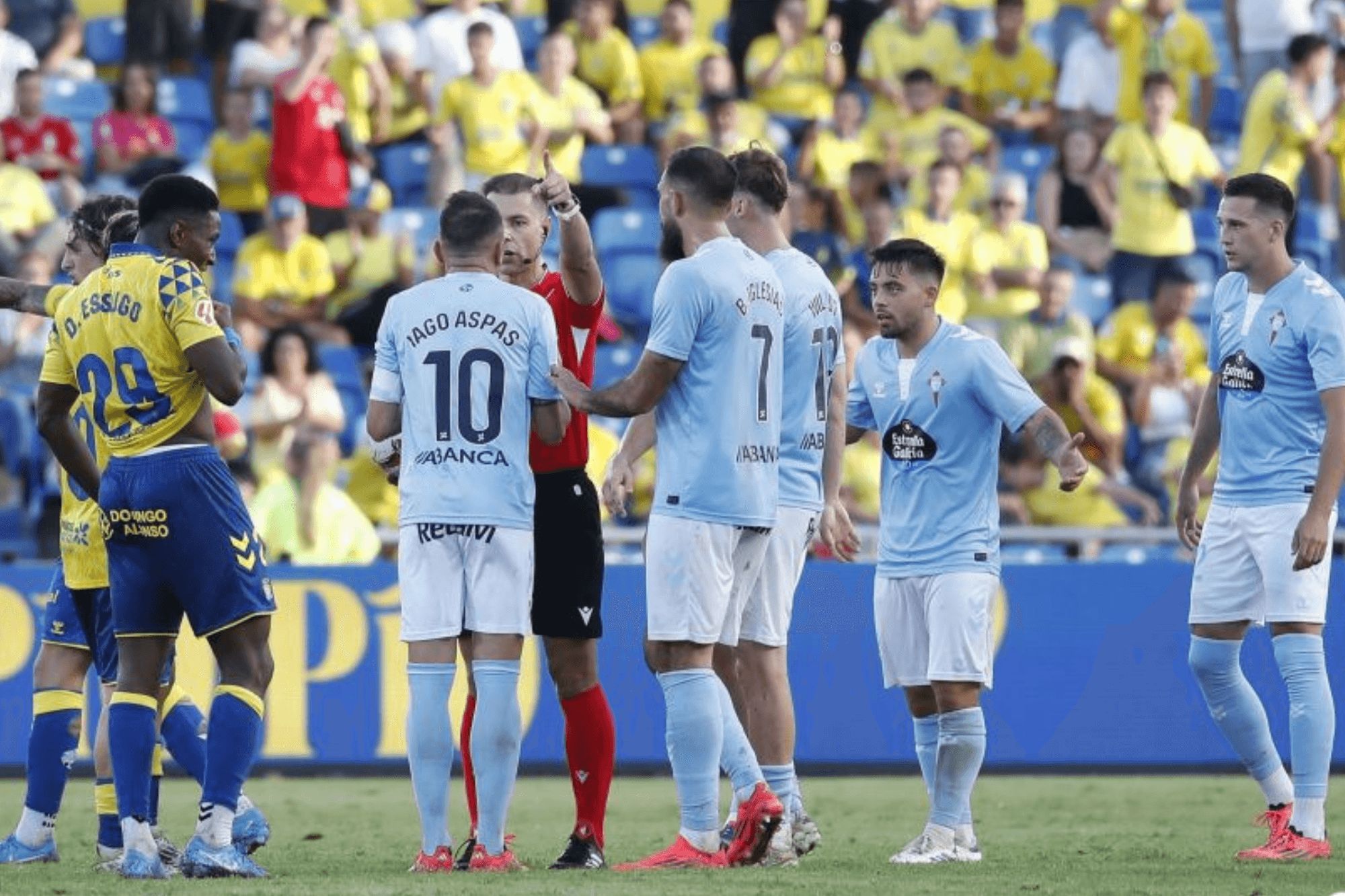 Cordero Vega expulsa a Iago Aspas.