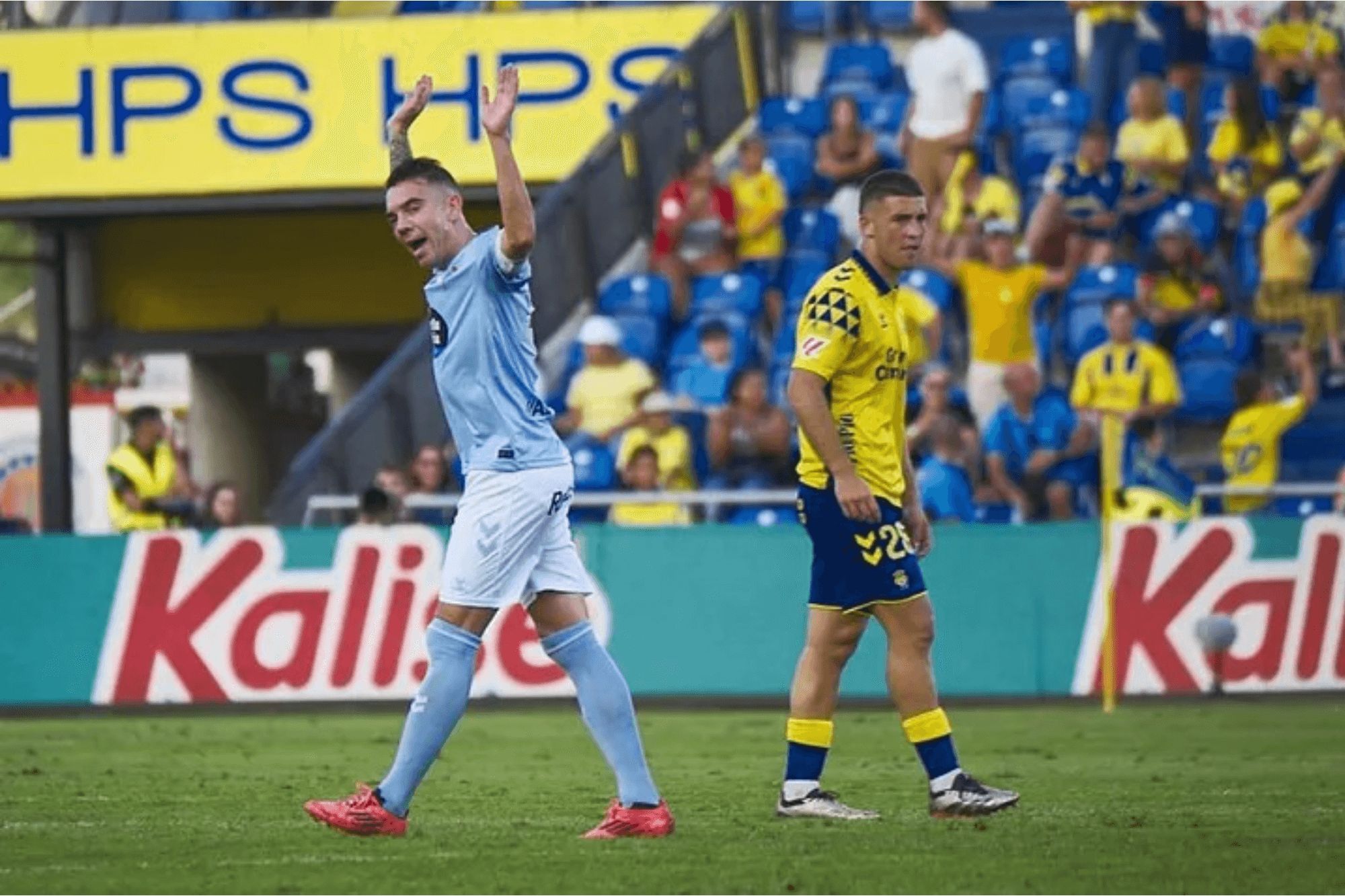  Iago Aspas pide a sus compañeros irse del partido.