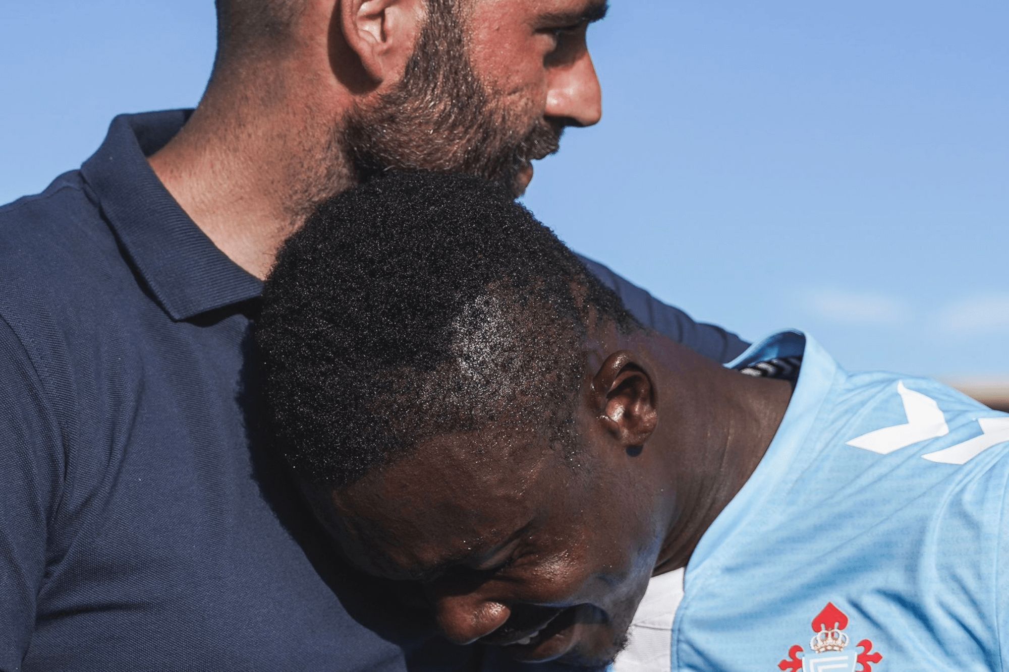  Joseph Aidoo se abraza con Giráldez.