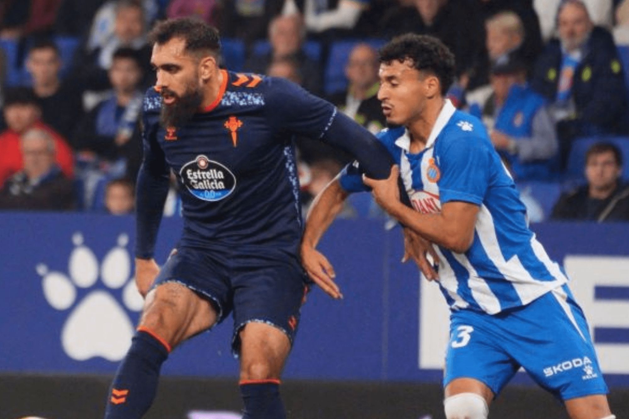  Borja Iglesias ante el Espanyol.