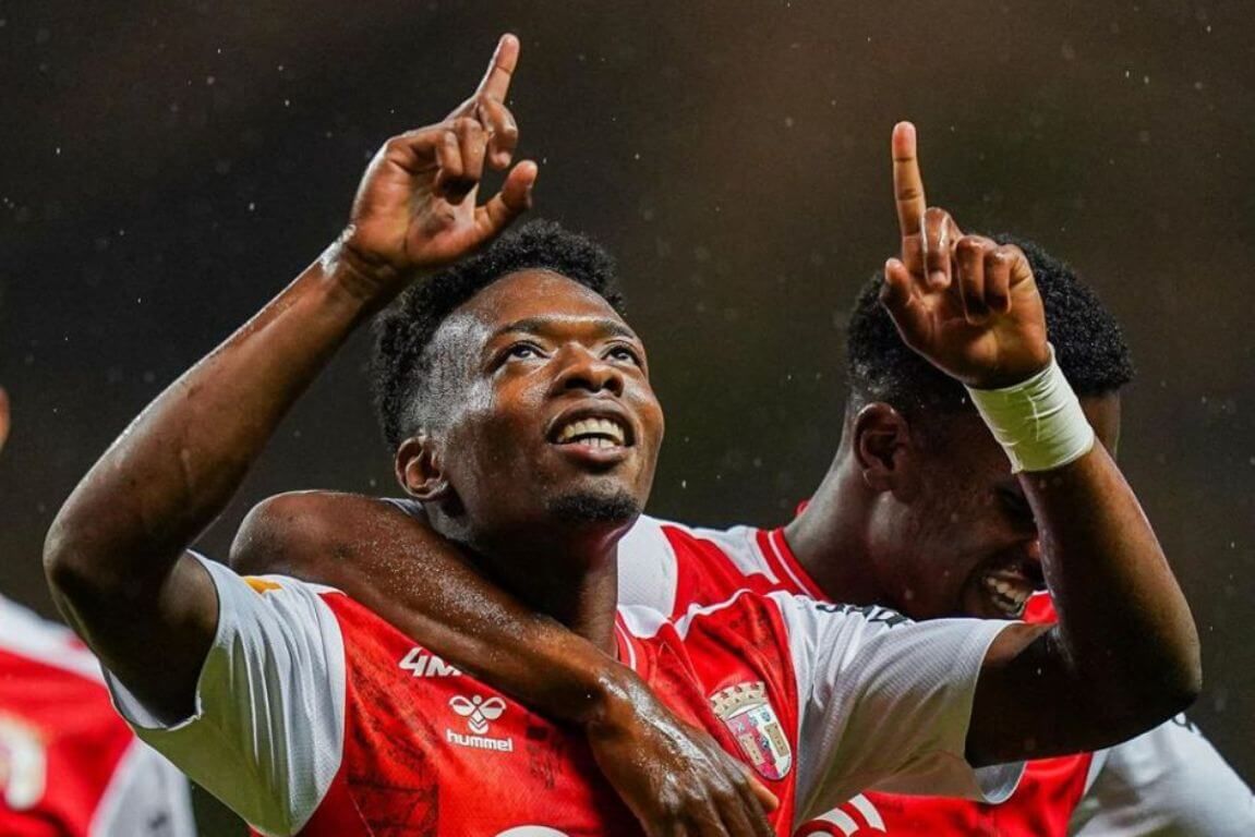  Álvaro Djaló celebra un gol al cielo con el Sporting de Braga.