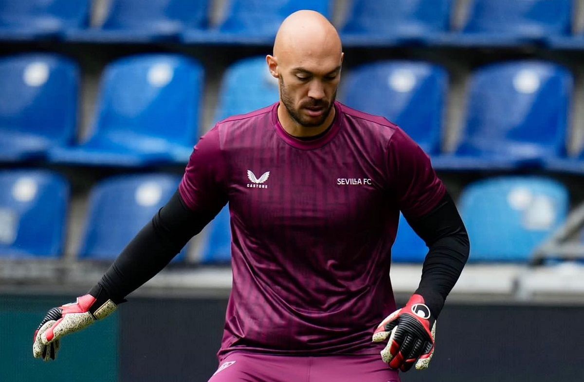 Dmitrovic, calentando en Magdeburgo.