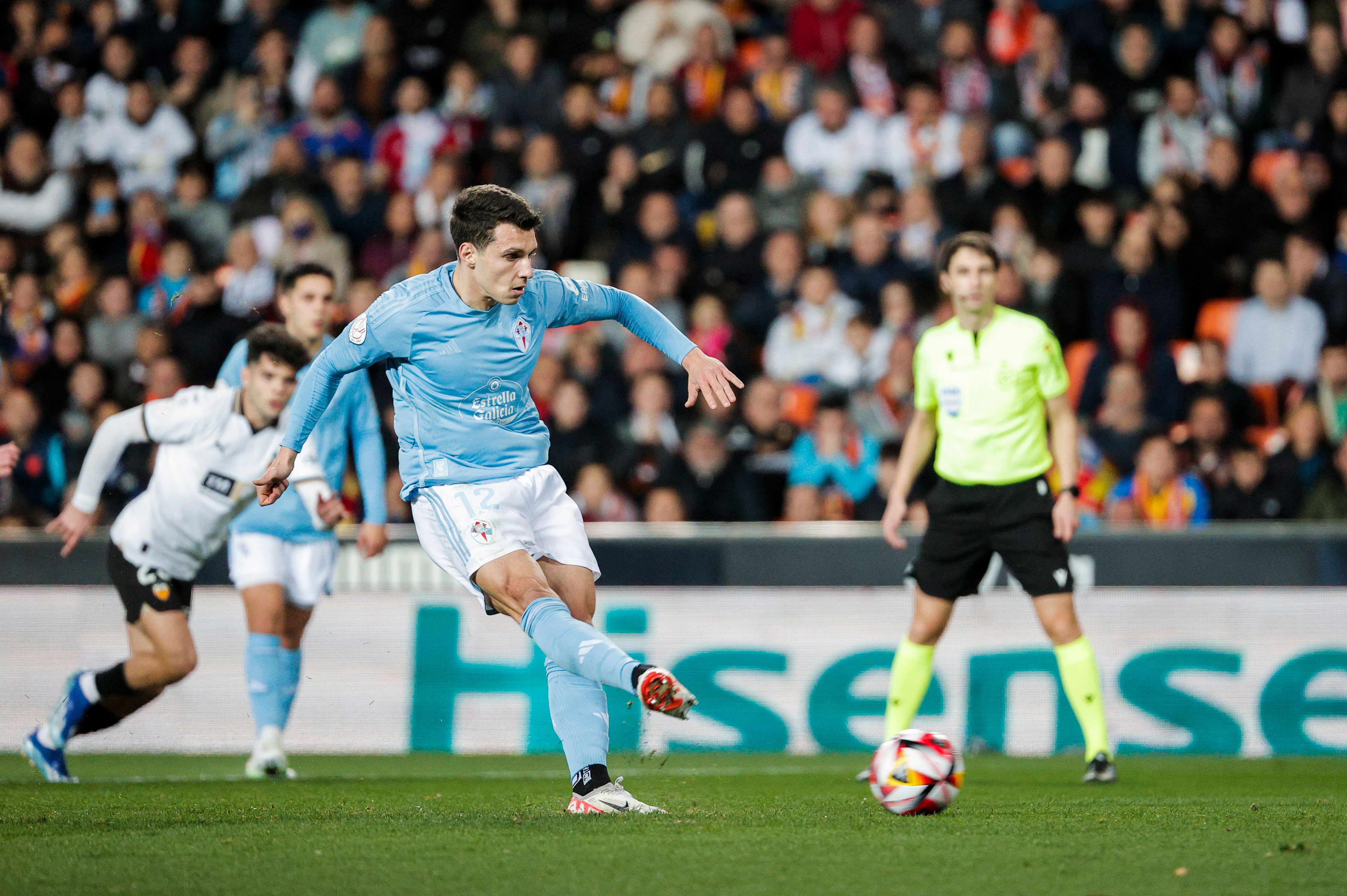 Douvikas, durante el Valencia - Celta de Copa (Foto: EFE).