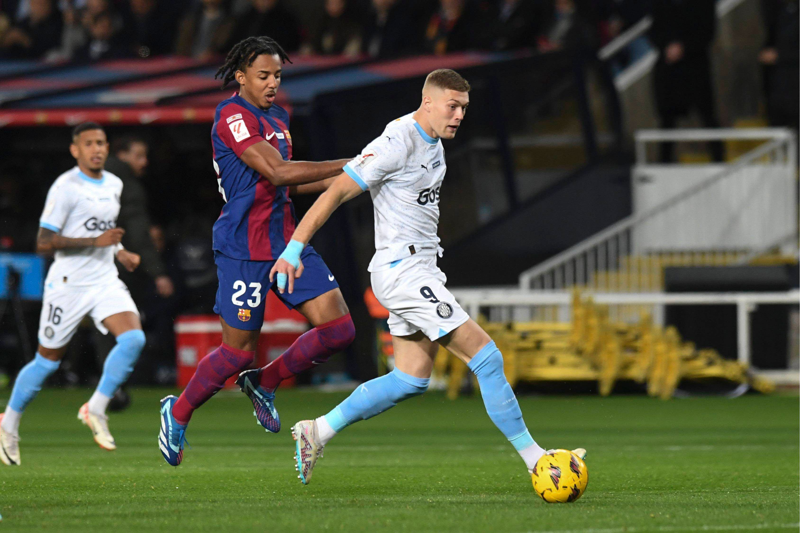 Dovbyk ante Koundé en el Barcelona-Girona..