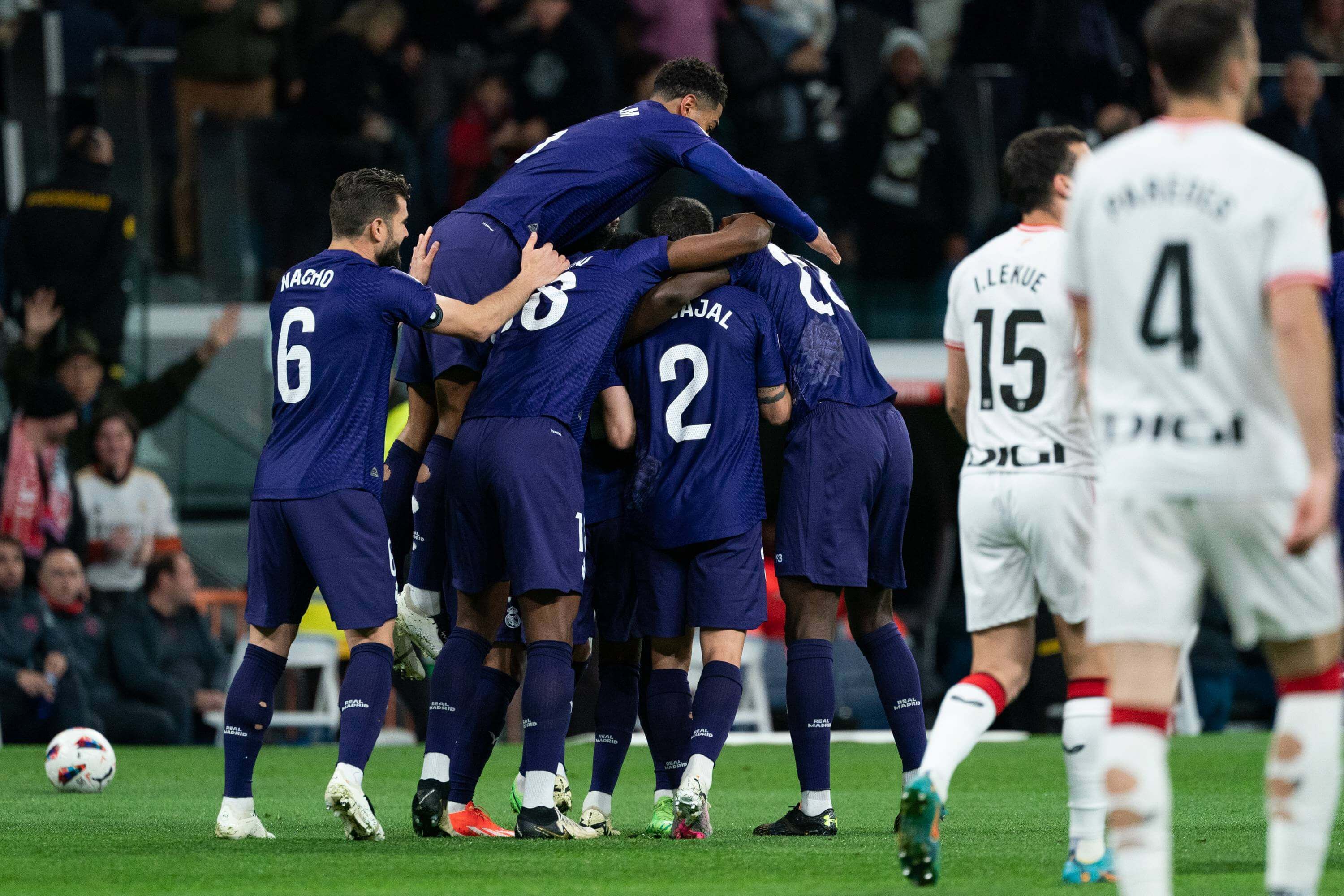  Los jugadores del Real Madrid celebran el gol de Rodrygo.