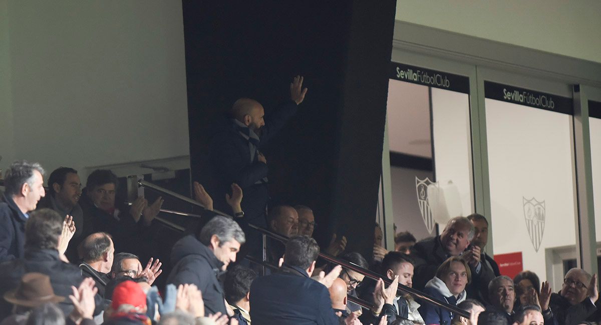 Monchi saluda a la grada que coreaba su nombre.
