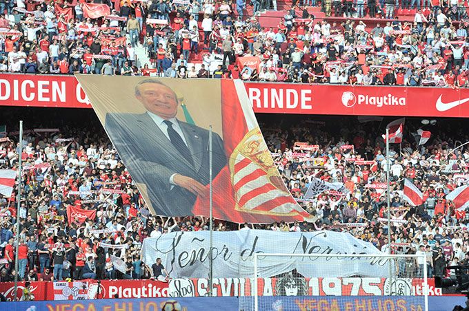  Homenaje a Roberto Alés en el Gol Norte del Sánchez-Pizjuán.