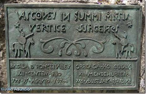 La placa en el Monumento de la Batalla de Roncesvalles.