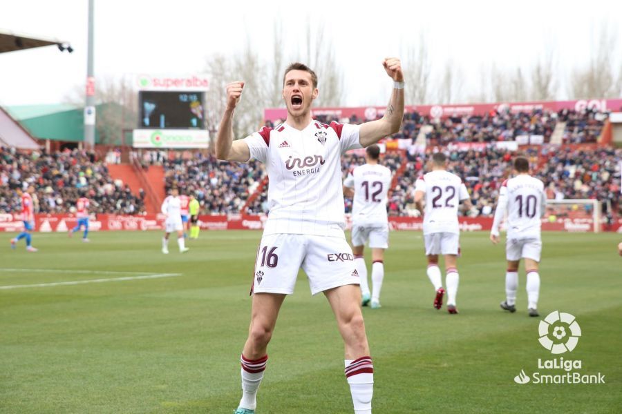  Jonathan Dubasin celebra un gol.