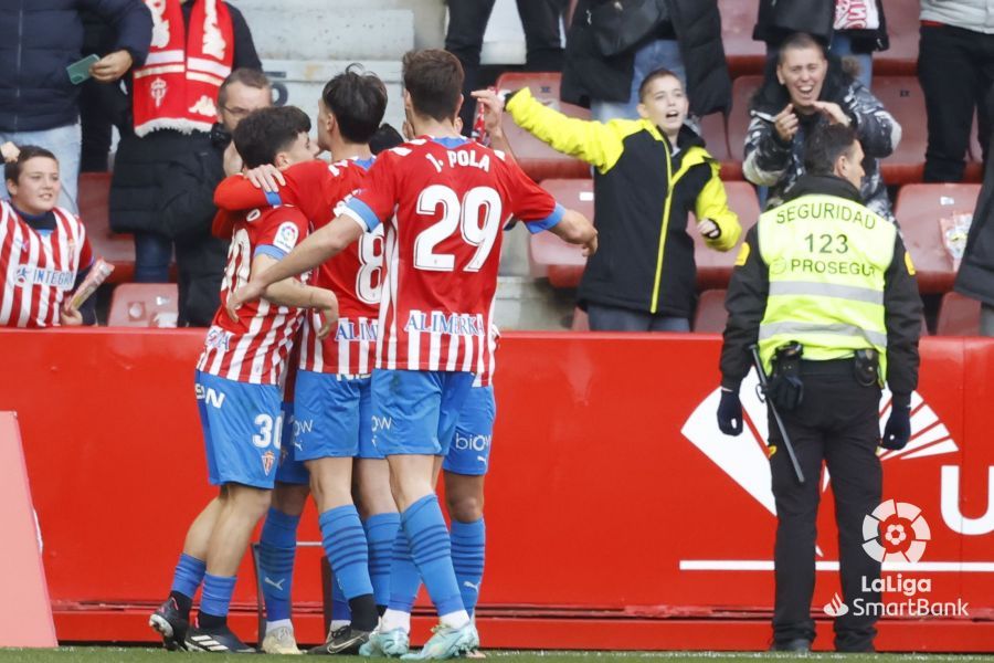 Celebración del gol de Queipo durante el Sporting-Zaragoza.